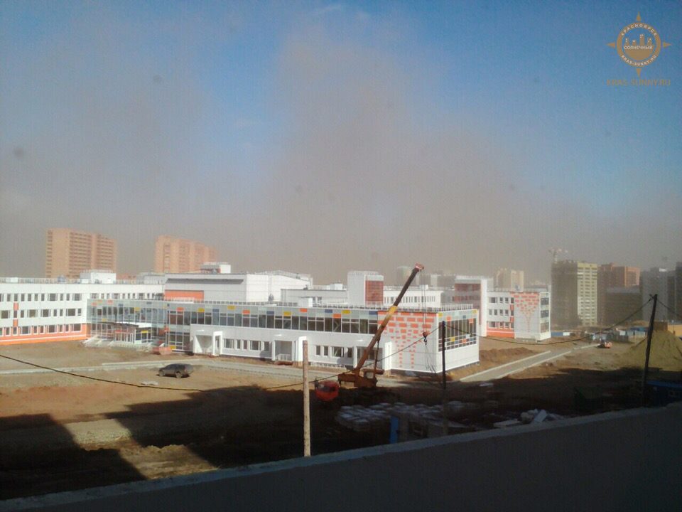 Сильный ветер у новый школы в Нанжуль-Солнечном
