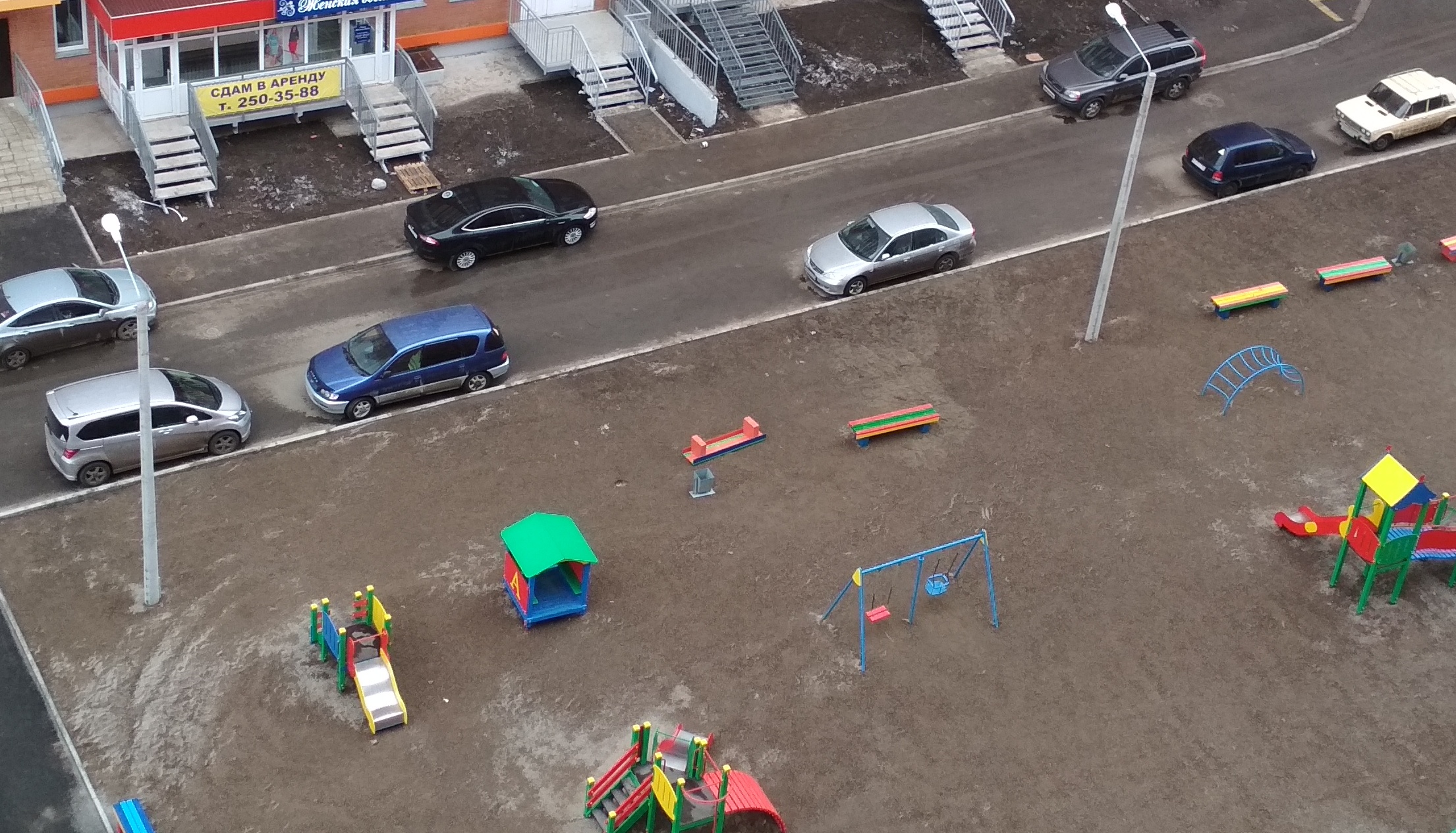 Ветром сдуло скамейки на детской площадке в Красноясрке