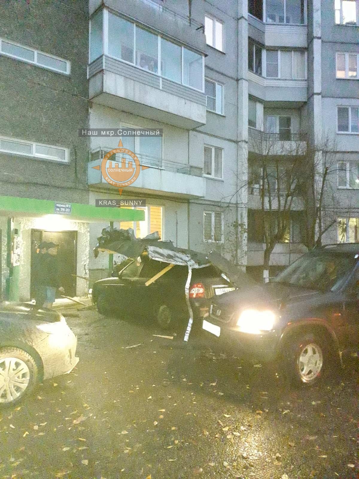 Крыша упала на машину в Красноярске