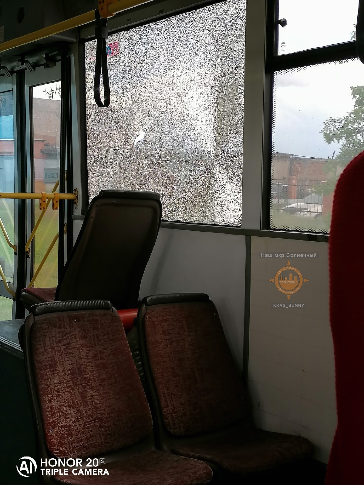 В автобусе 61 маршрута разбили стекло