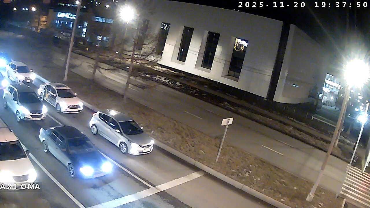 Камера на перекрёстке улице Славы и проспекте 60 лет Образования СССР, напраленая в сторону улицы Микуцкого