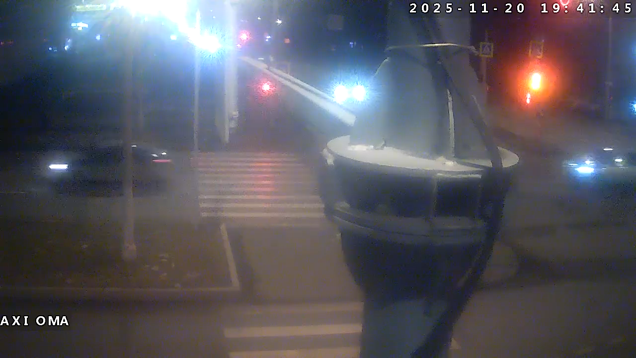 Камера на перекрёстке улицы Славы и проспекта 60 лет образования СССР, направлена в сторону улицы Славы